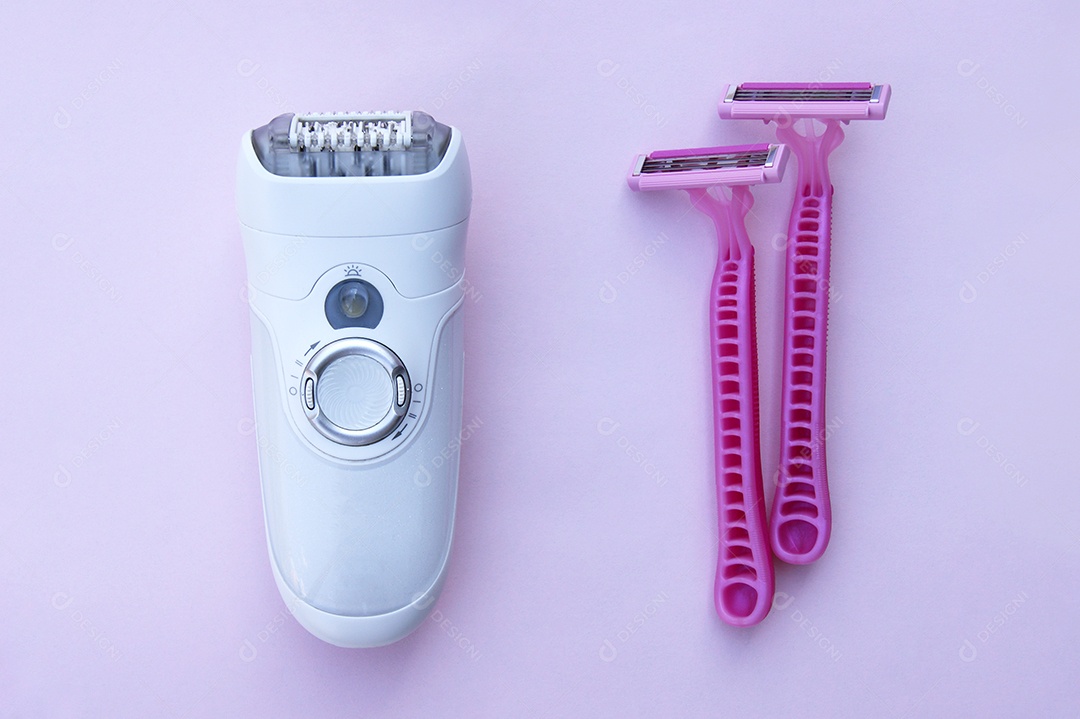 Depilador branco e gilete rosa