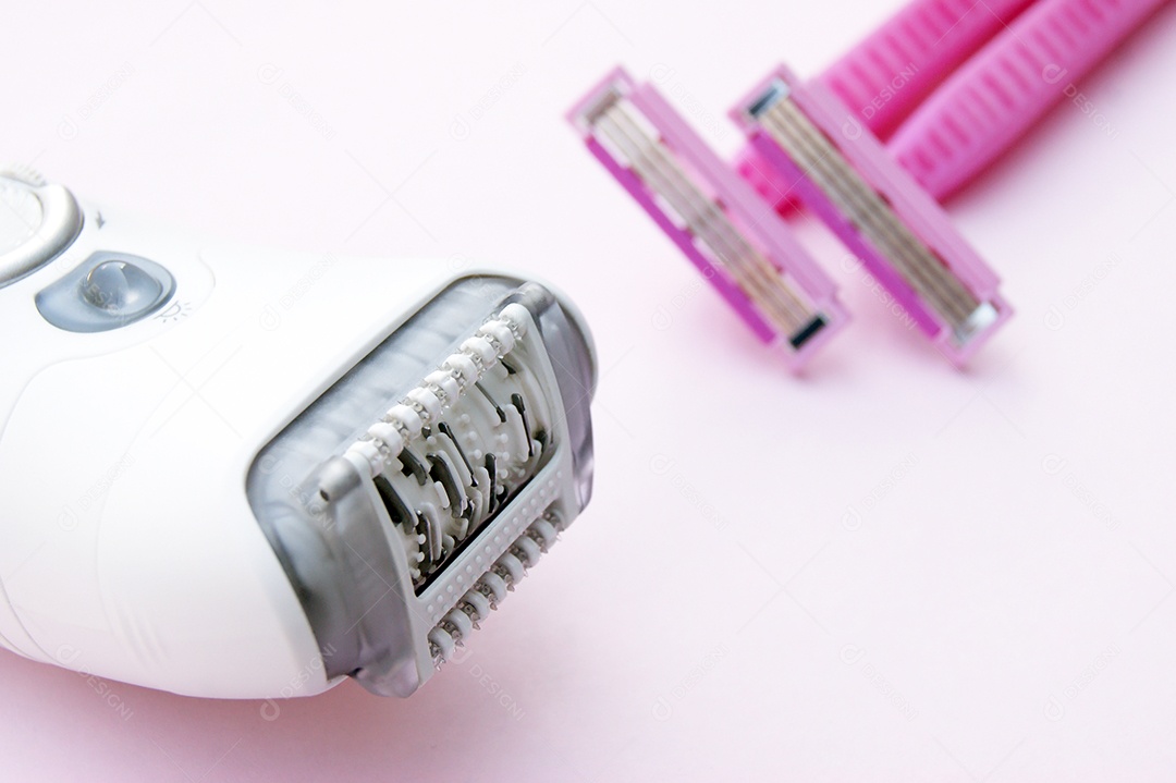 Depilador branco e gilete rosa