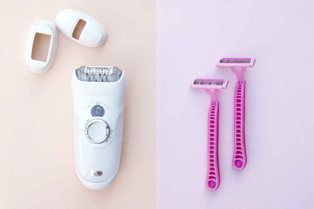 Depilador branco e navalha rosa em um fundo rosa