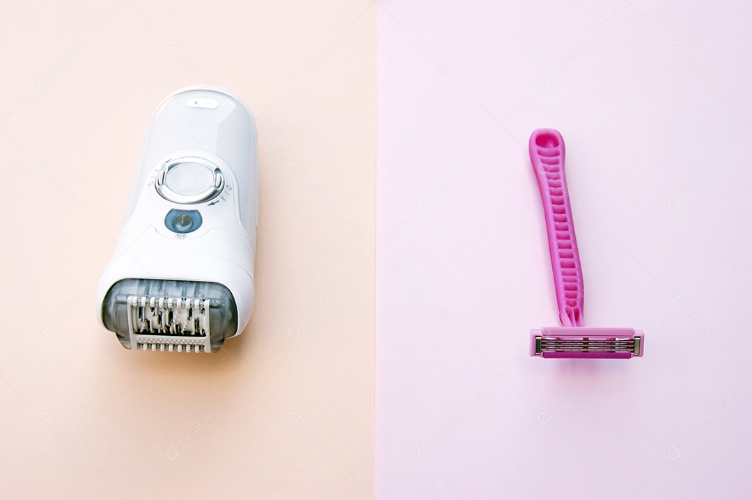 Depilador branco e navalha rosa em um fundo rosa