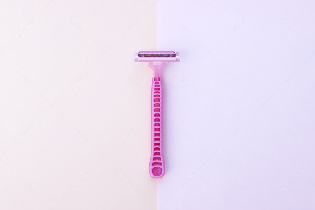 Gilete barbeador rosa sobre fundo claro