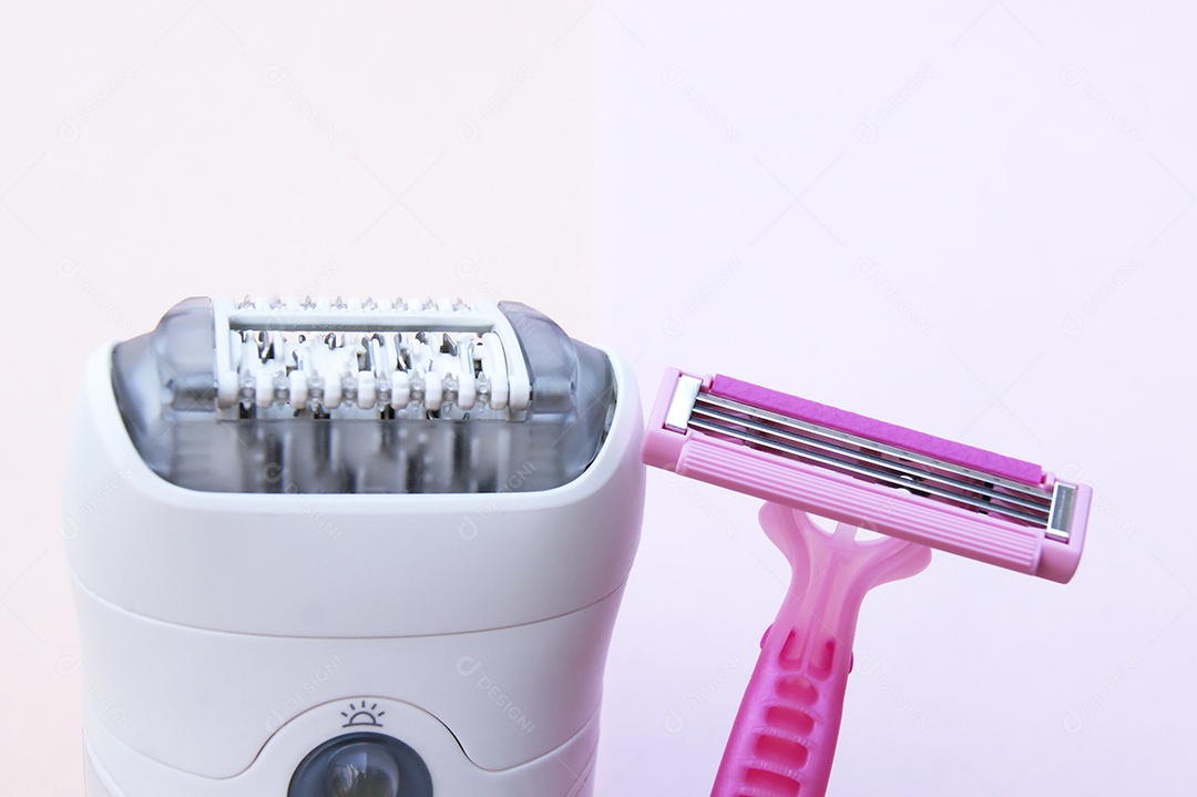 Depilador branco e gilete rosa