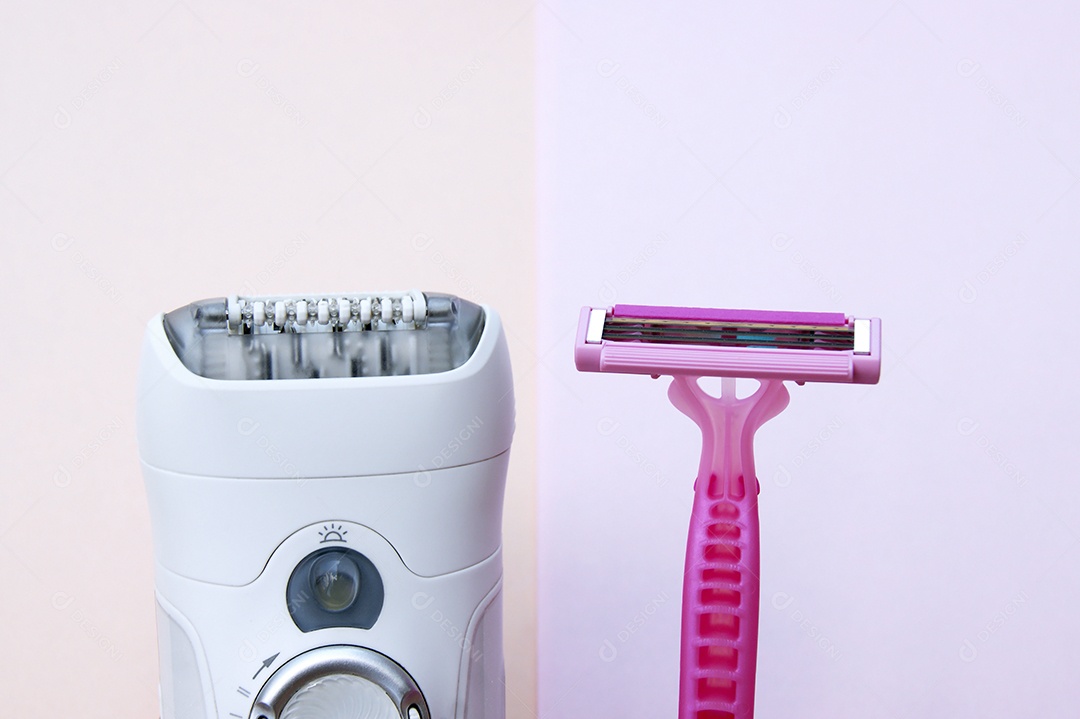 Depilador branco e gilete rosa