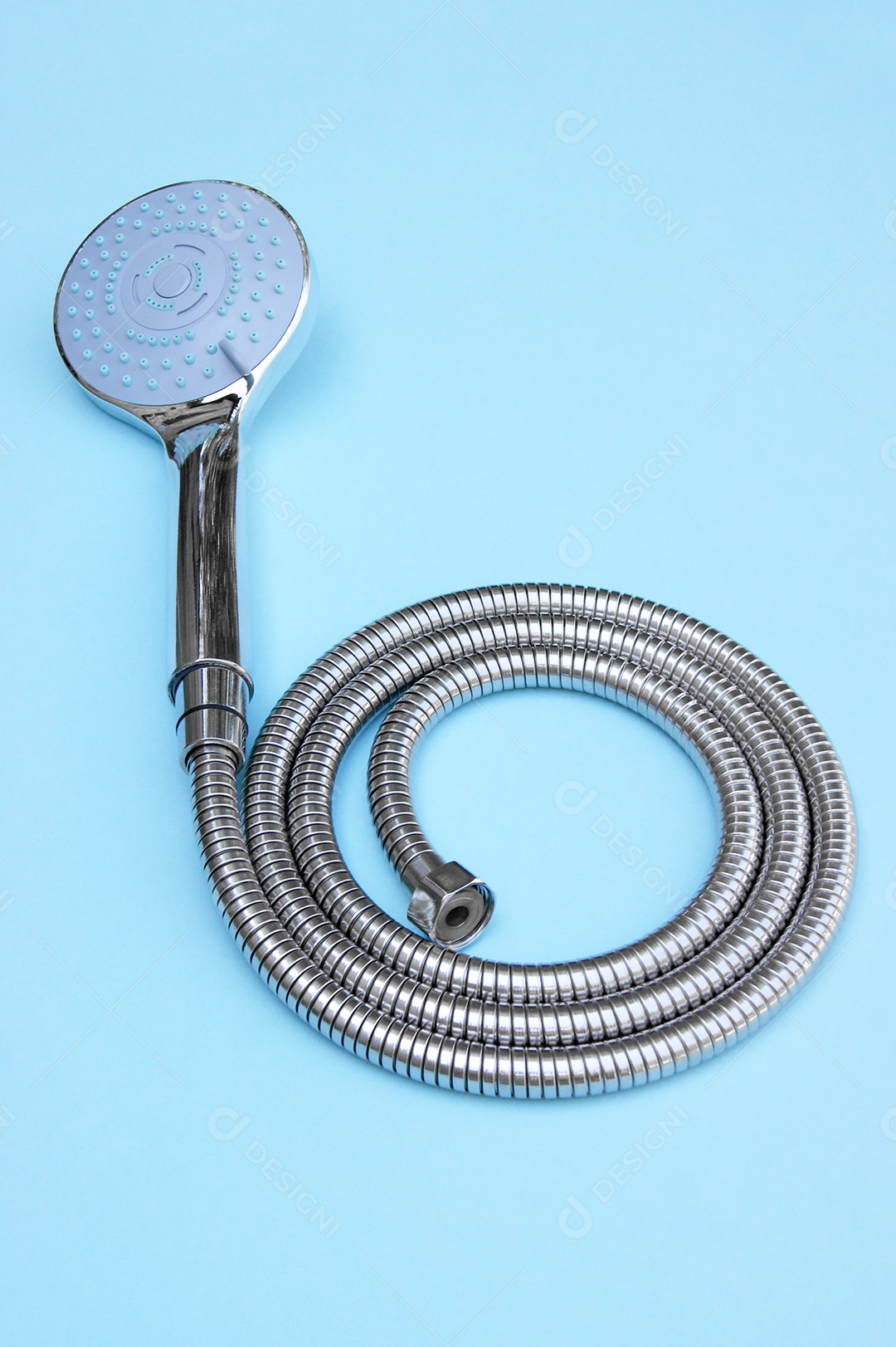 Chuveiro grande azul sobre fundo azul claro