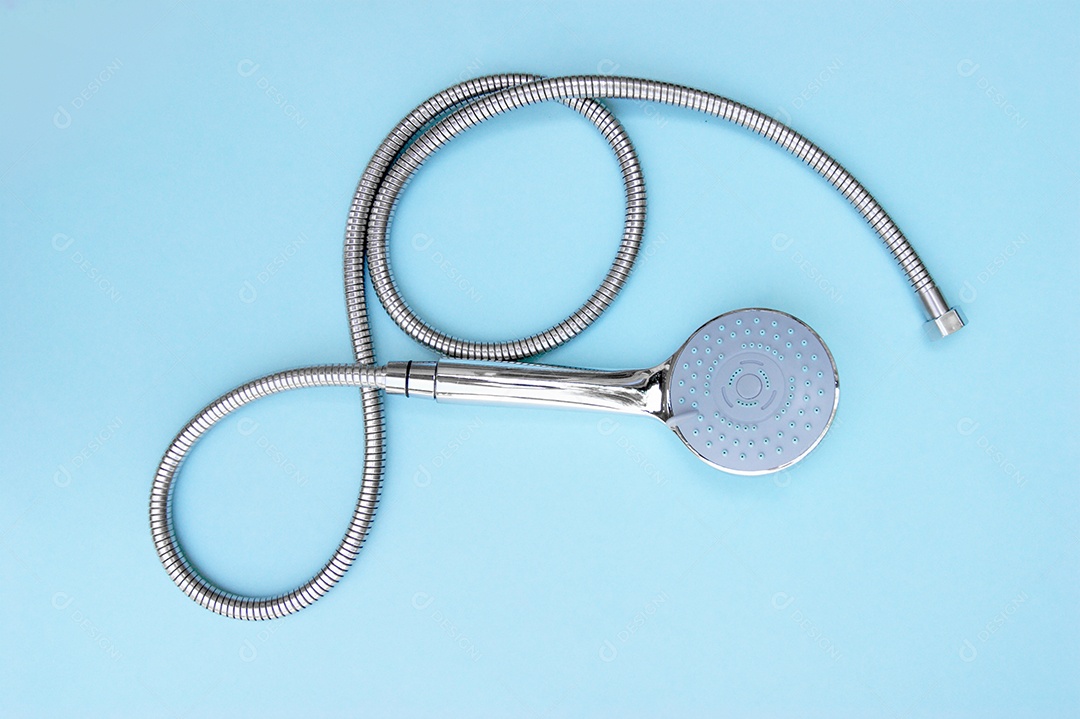 Chuveiro azul e mangueira de metal sobre fundo azul