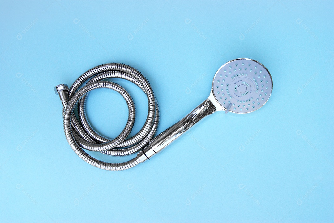 Chuveiro azul e mangueira de metal sobre fundo azul