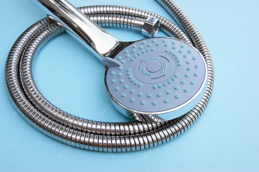 Cabeça de chuveiro azul e mangueira de metal sobre fundo azul