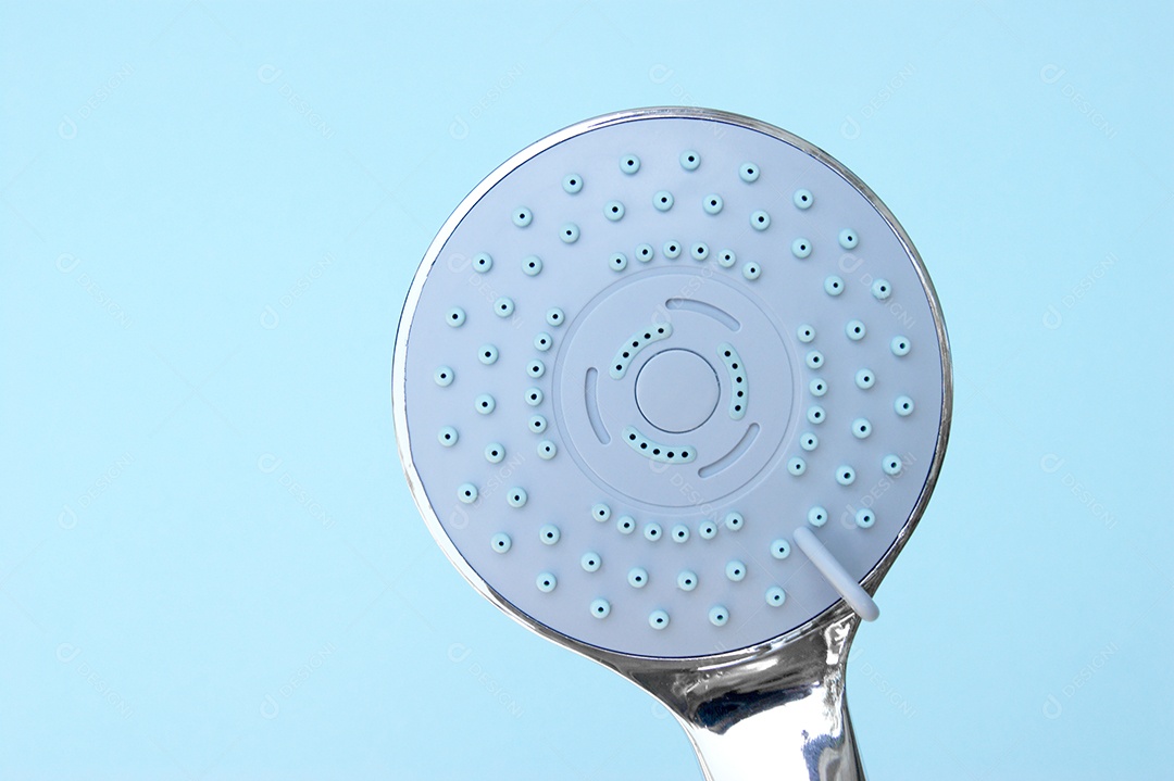 O chuveiro multimodo revestido de cromo