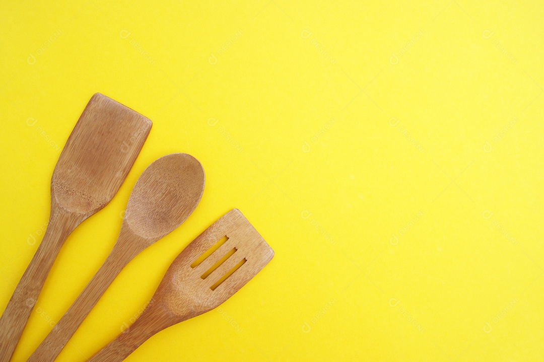 Kit de conchas de bambu sobre fundo amarelo