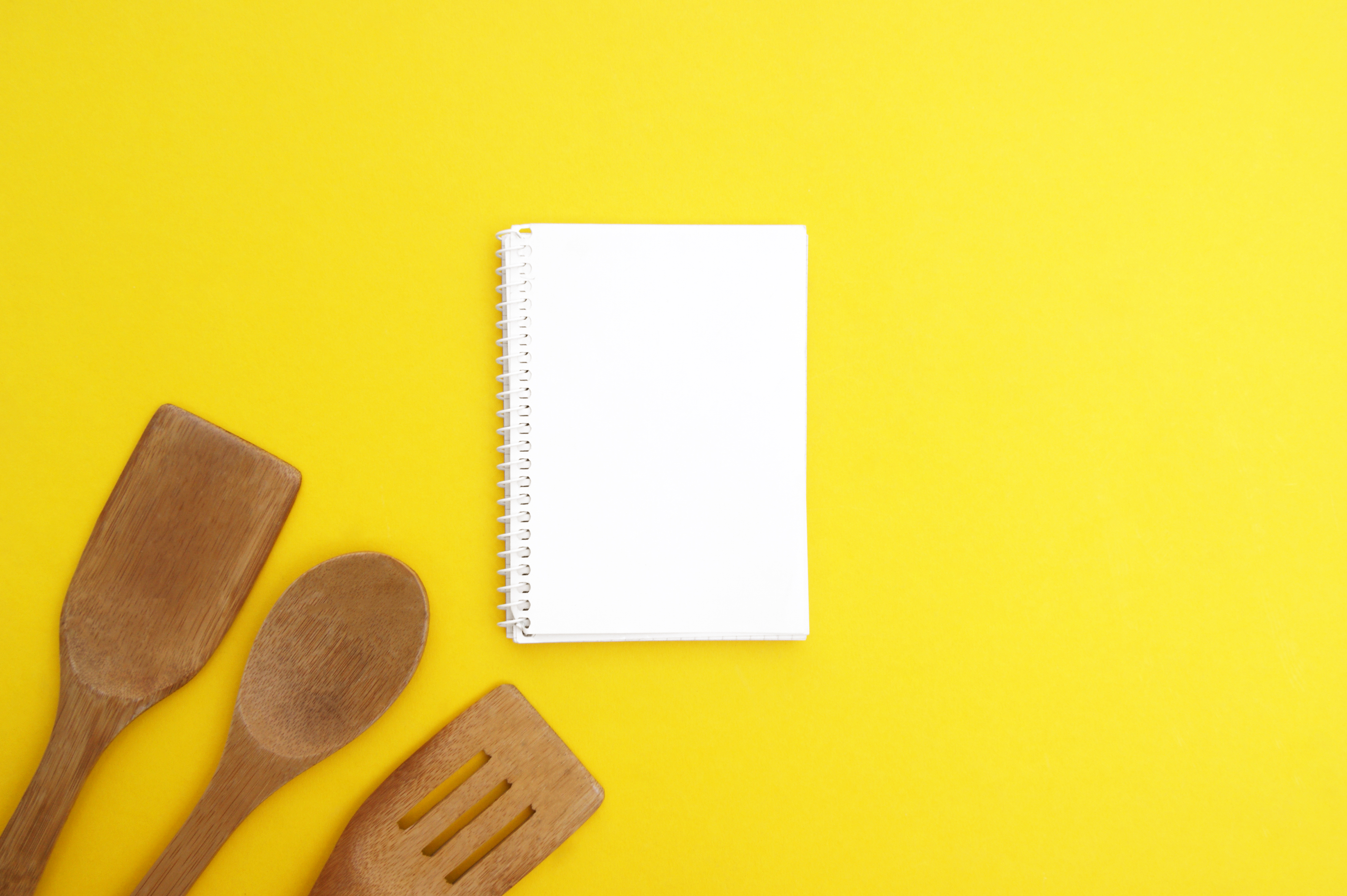 Conjunto de conchas de bambu sobre fundo amarelo