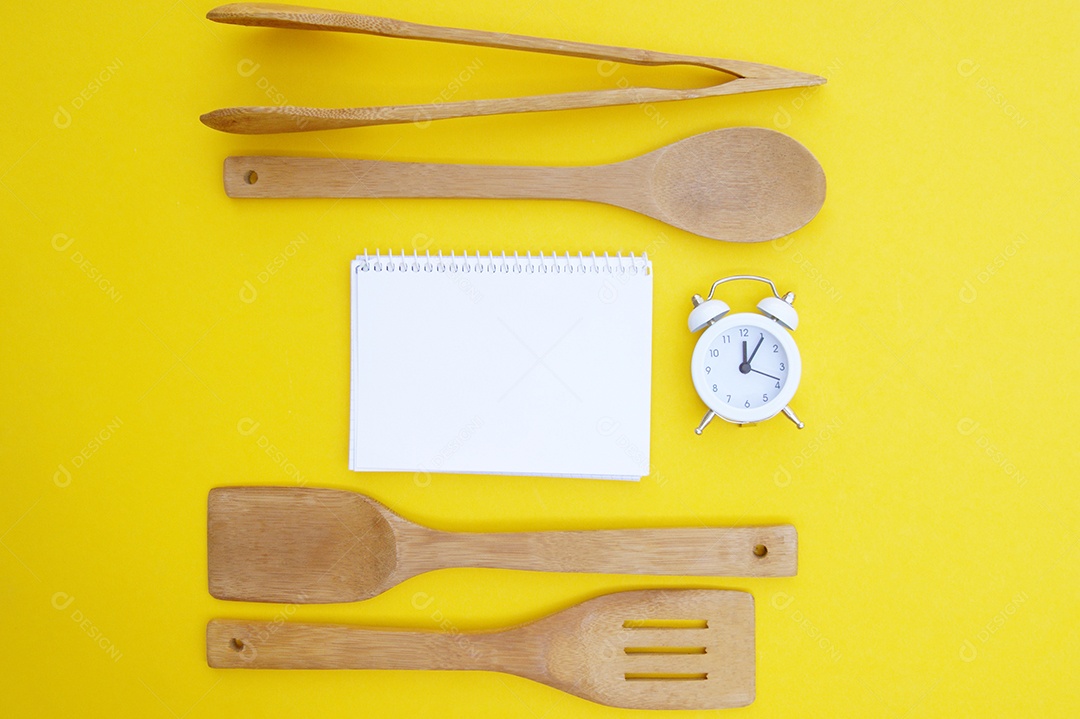 Utensílio de cozinha conchas de bambu caderno e um relógio branco sobre fundo amarelo