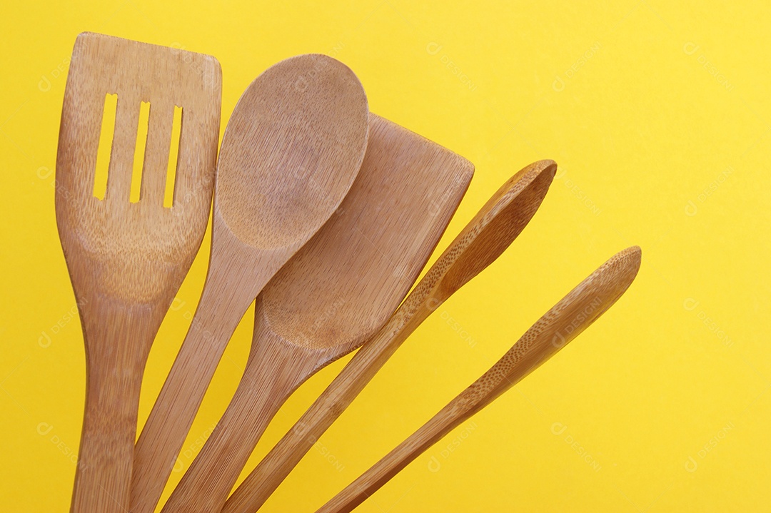 Kit de colheres de madeira sobre fundo amarelo