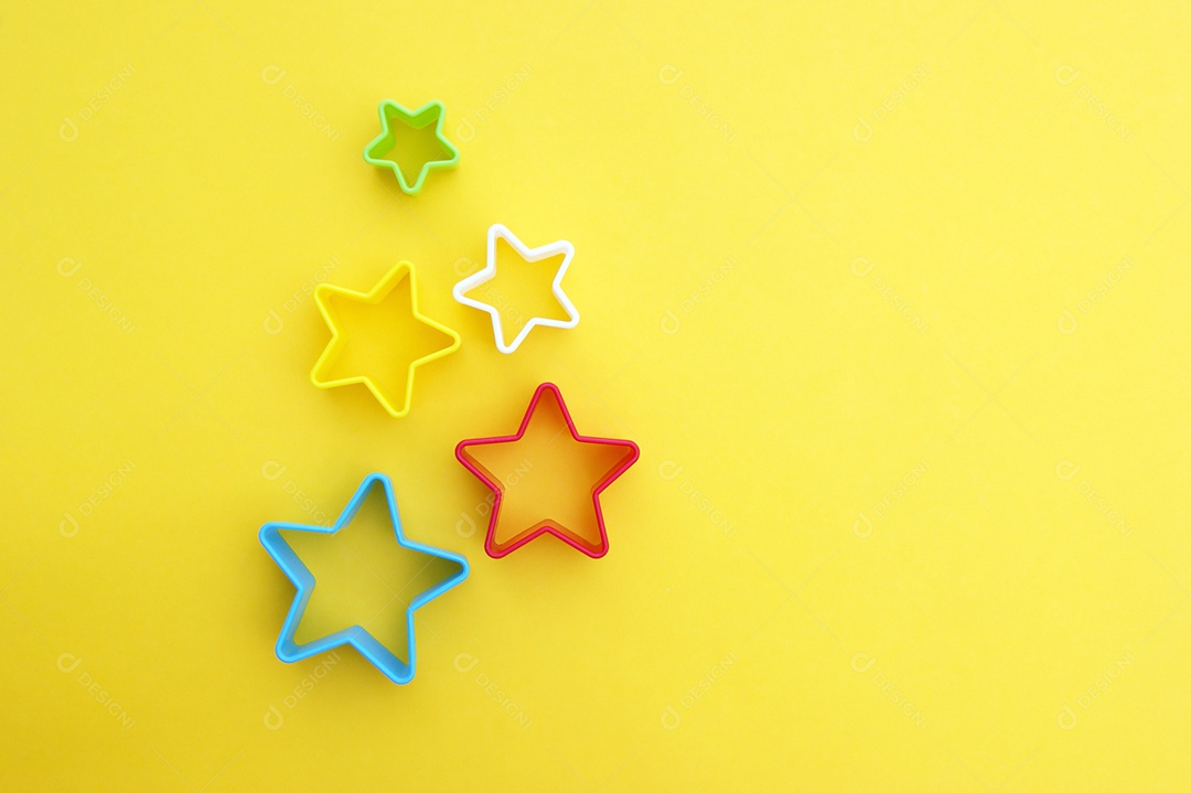 Formas de estrelas sobre fundo amarelo