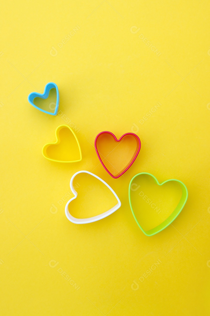 Formas de coração coloridos sobre fundo amarelo