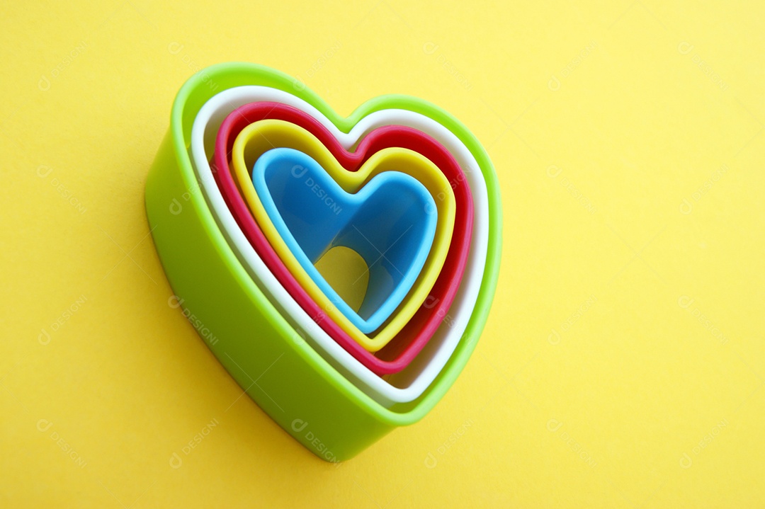 Formas em formato de coração sobre fundo amarelo