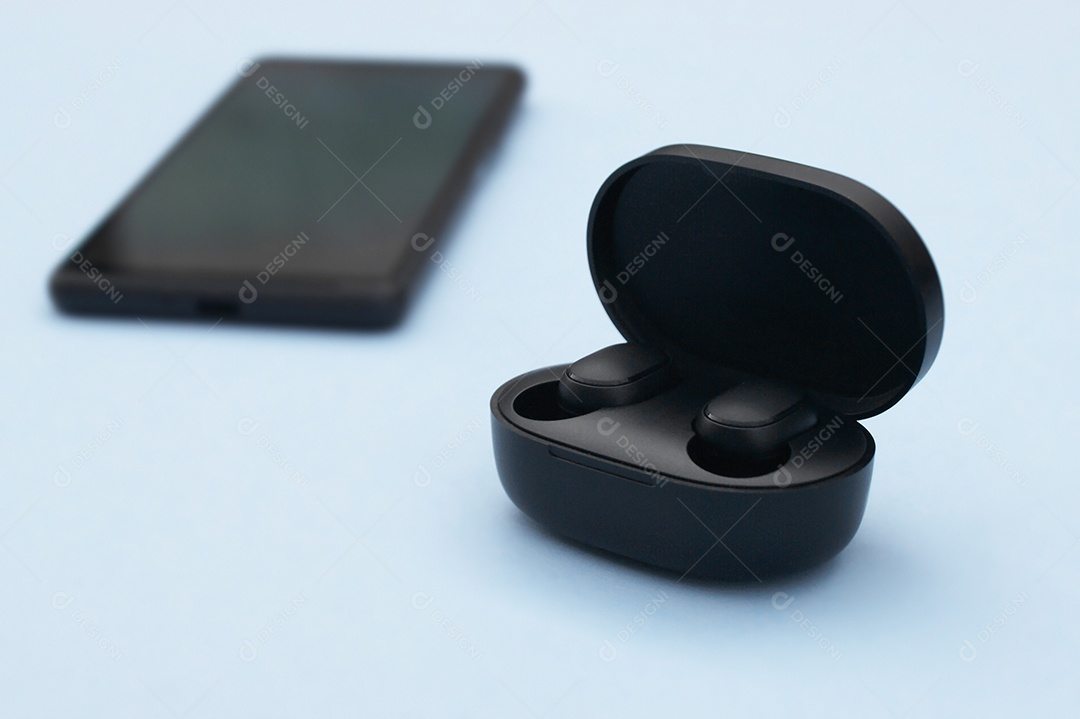 Estojo com fone dentro e celular ao lado