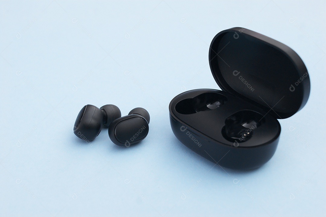 Estojo preto com fones de lado sobre fundo azul