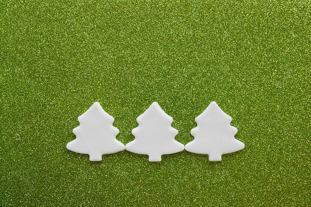 Árvore de natal escupida de aroeira sobre fundo verde