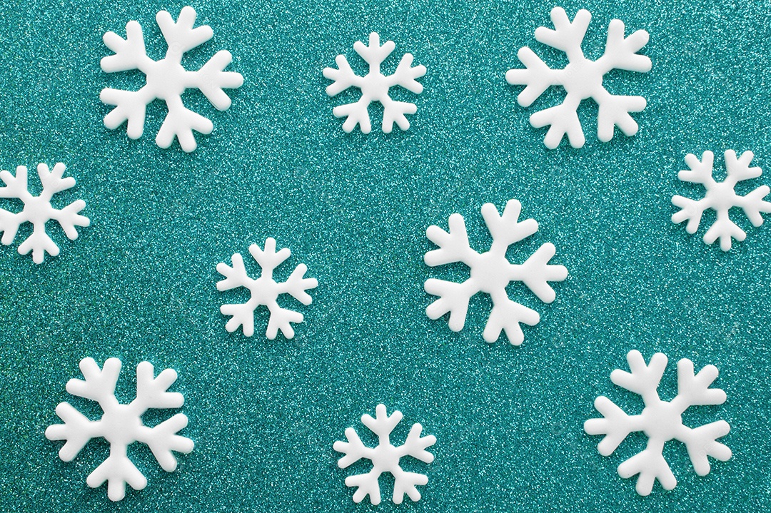 Flocos de neve brancos escupido sobre fundo verde