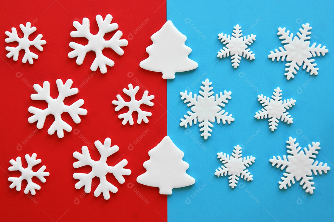 Árvores de Natal esculpidas brancas e flocos de neve de aroeira em fundo vermelho e azul