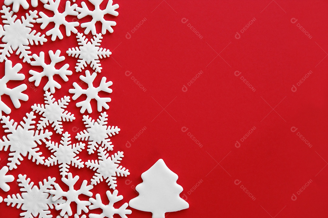 Decoração natalina escupida de aroeira sobre fundo vermelho