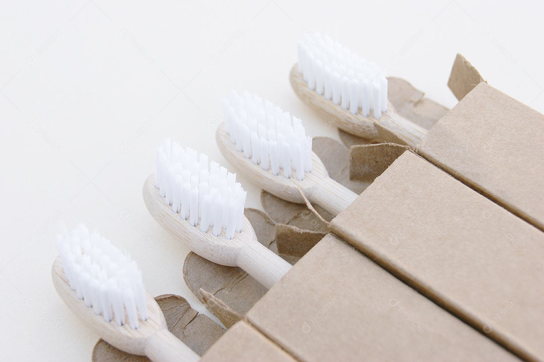 Quatro escovas de dente dentro de caixas