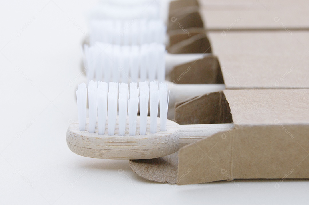 Escovas de bambu sobre fundo claro