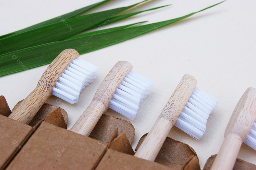 Kit familiar de cinco escovas de dentes ecológicas de madeira e bambu