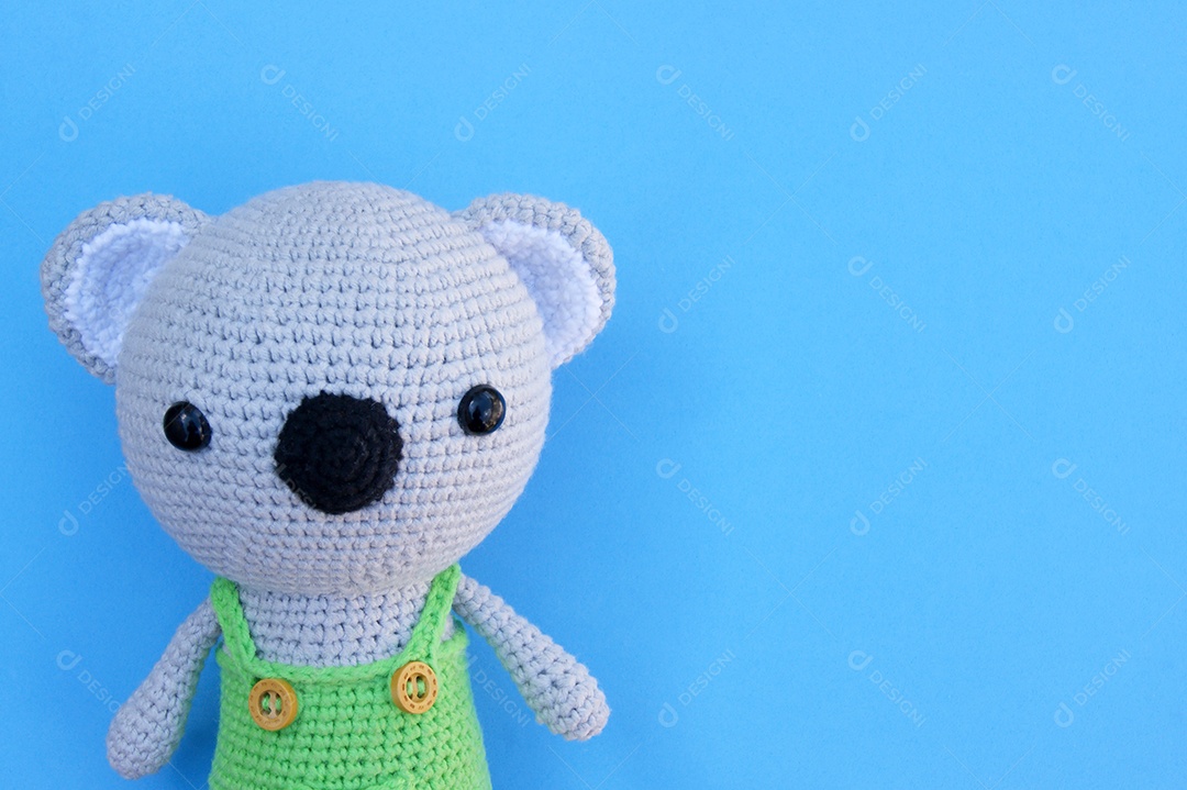 Urso de crochê sobre fundo azul
