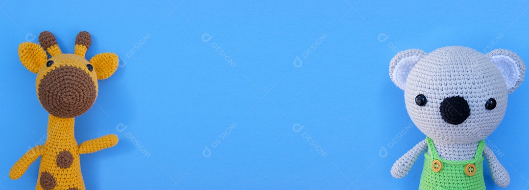 Brinquedo de crochê girafa e urso