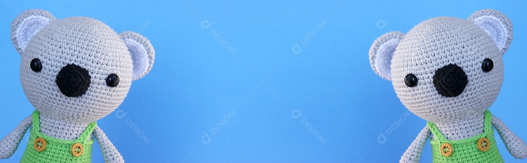 Ursinho de crochê sobre fundo azul