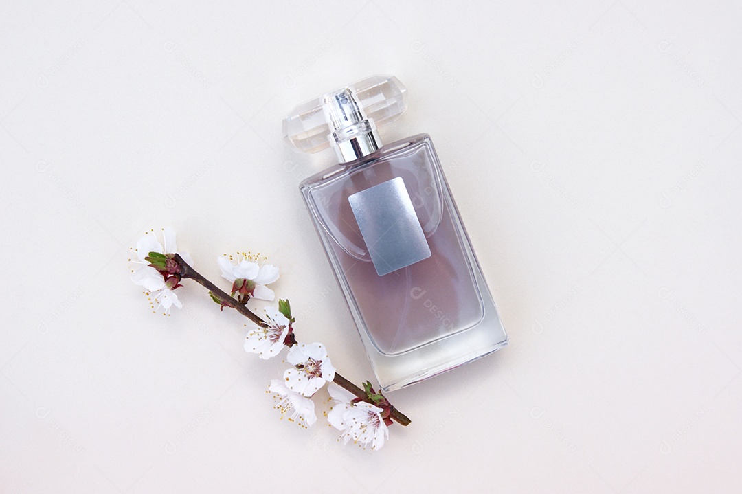 Perfume e ramo de flor