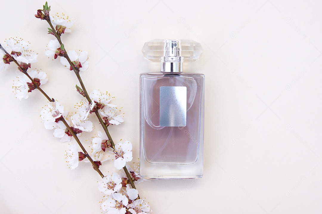 Flor de cereja e frasco de perfume ao lado