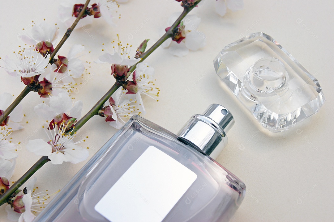 Perfume e flor de cereja ao lado
