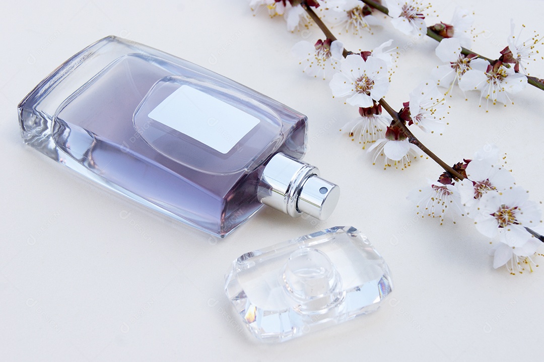 Perfume e flor de cereja ao lado