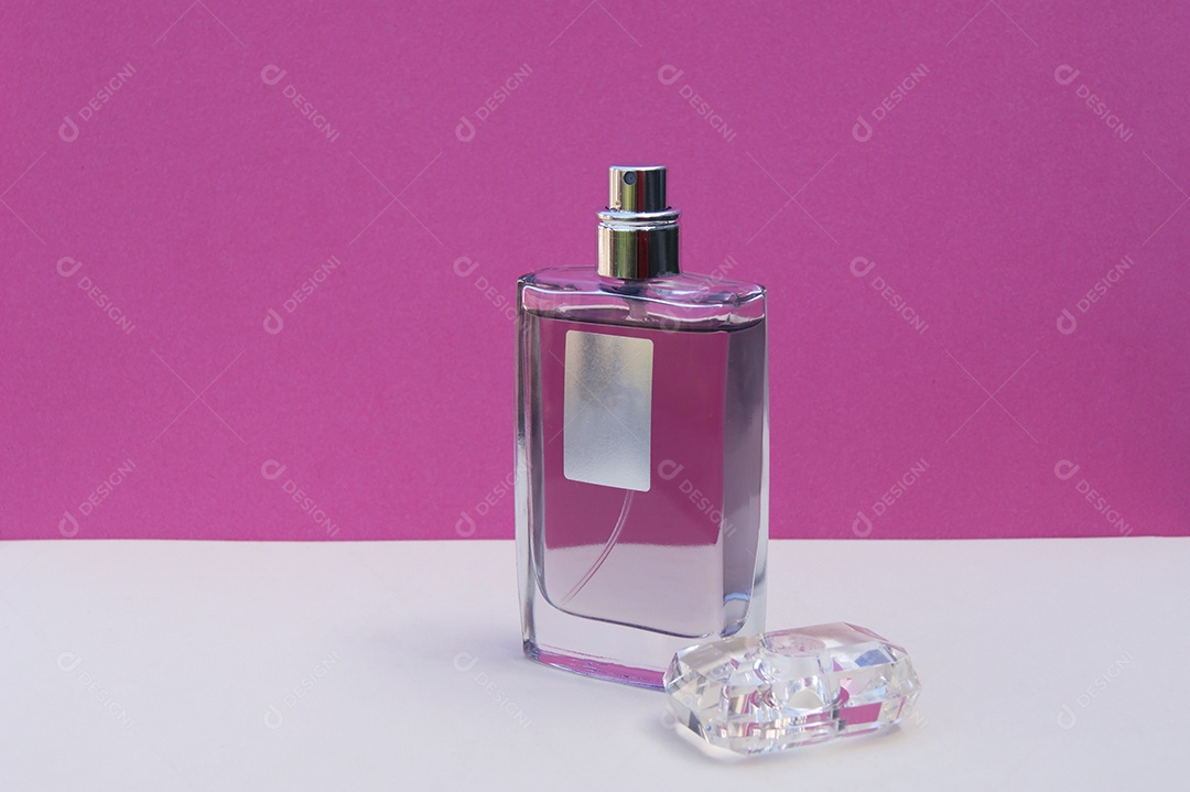 Perfume sobre fundo rosa