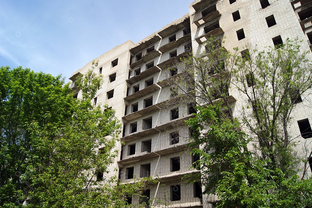 Fachada de edifício soviético abandonada
