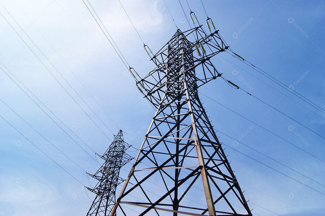 Torre de frio elétricos sobre fundo de céu azul