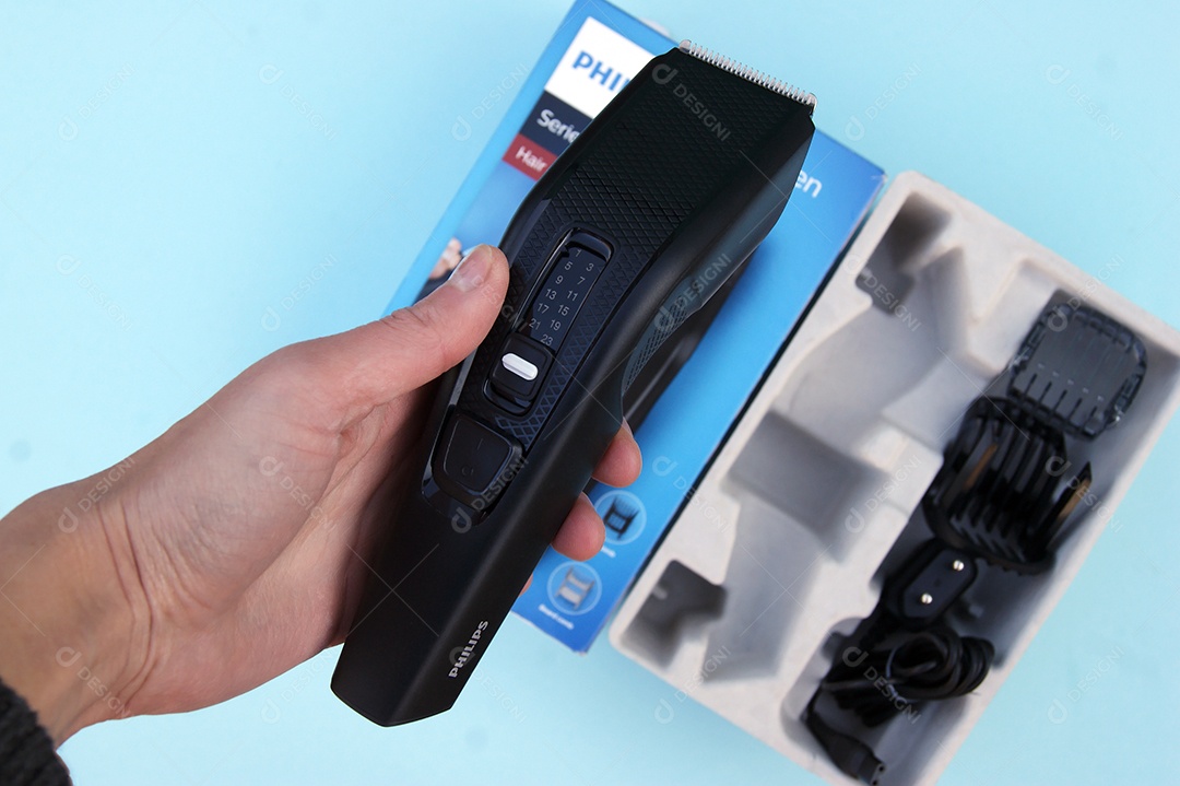 Maquina de barbear com pentes motorizados