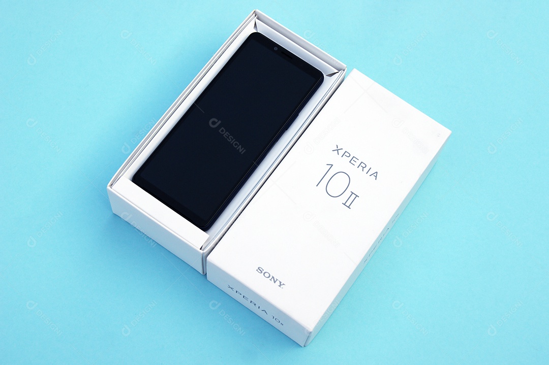 Caixa com novo smartphone SONY Xperia 10