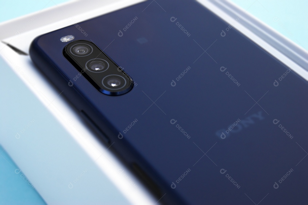 Novo smartphone sony x-peria 10 sobre fundo azul