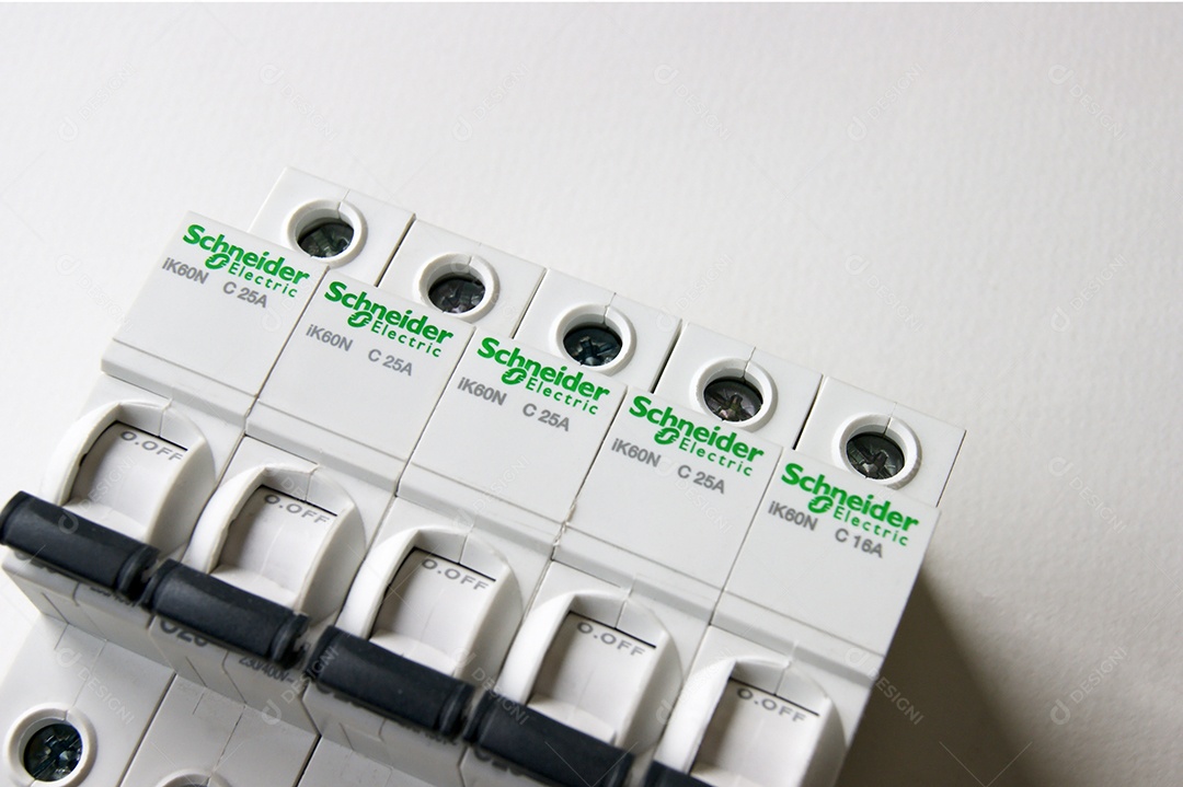 Disjuntor grande sobre fundo branco