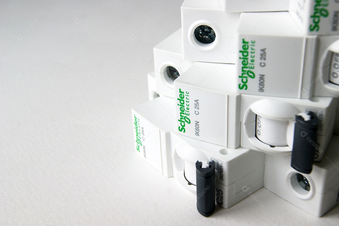 Disjuntores elétricos Schneider em fundo branco