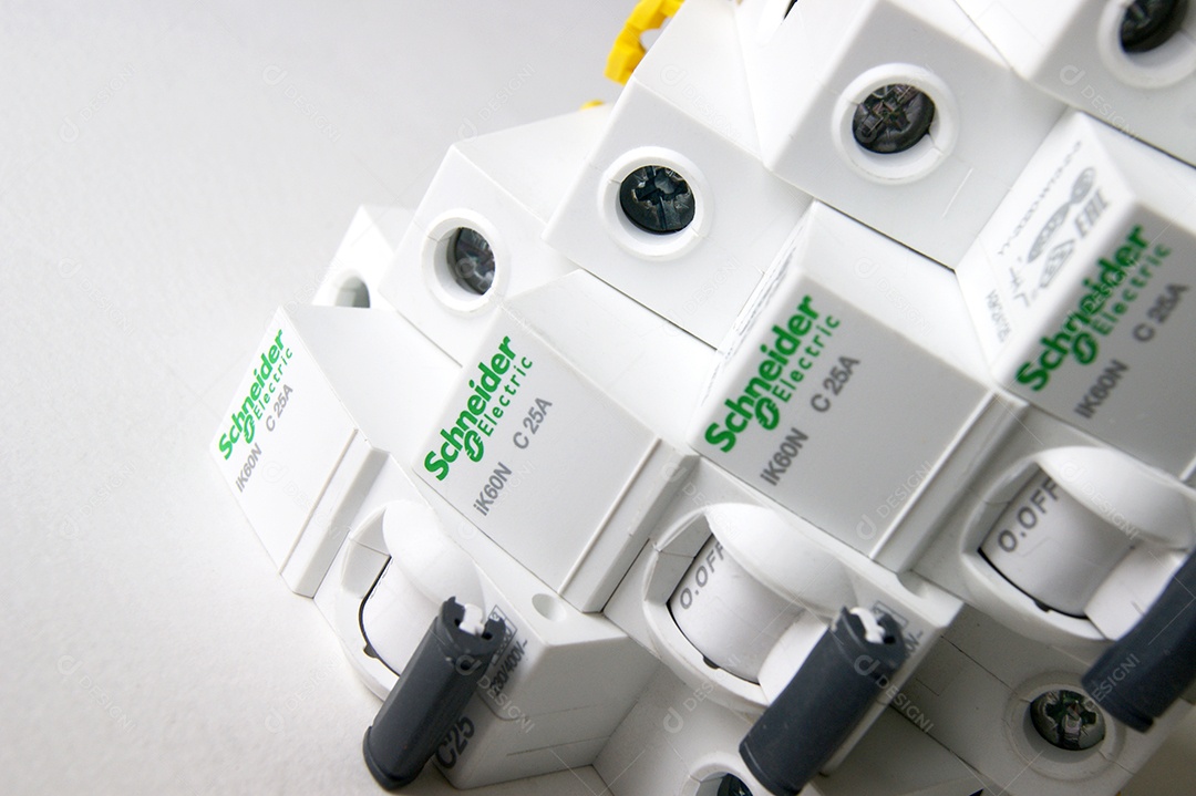 Disjuntores juntos sobre fundo branco