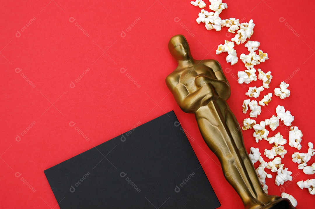 Envelope preto troféu e pipocas