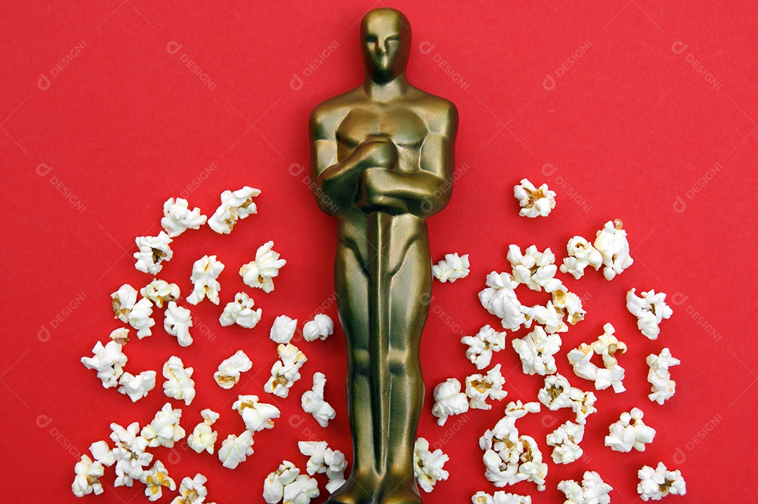 Estatua e muitas pipocas ao redor sobre fundo vermelho