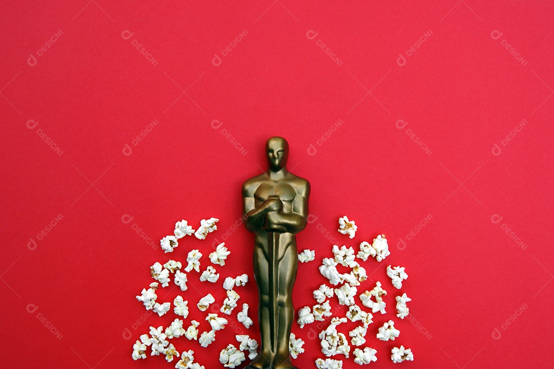 Estatua pipocas sobre fundo vermelho