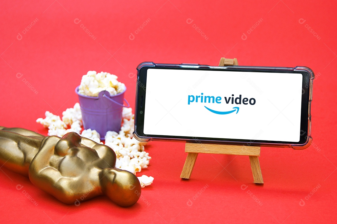 Telefone com logotipo Marvel Studios pipocas troféu conceito de premiação cinematográfica