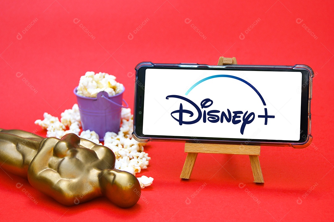 Telefone com logotipo da Disney+ conceito de premiação cinematográfica