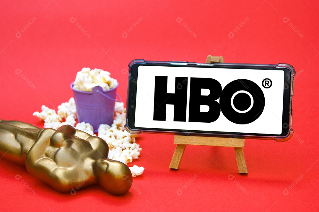 Telefone com logotipo da HBO conceito de premiação cinematográfica